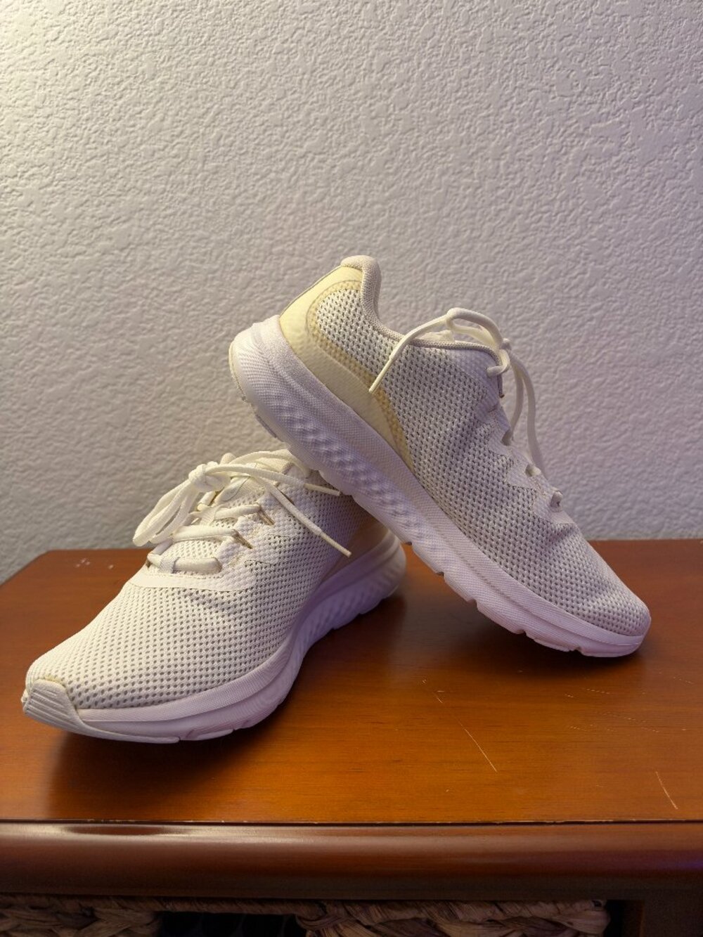 Under Armour Men’s White Mesh Athletic Running Shoes – Brand New